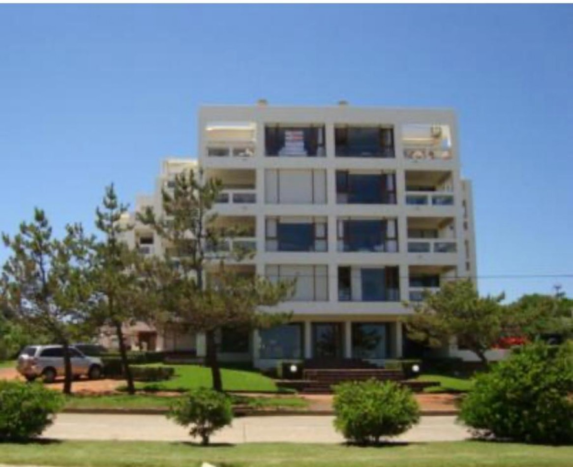 DEPARTAMENTO EN VENTA FRENTE AL MAR EN PUNTA DEL ESTE - URUGUAY  2 DORMITORIOS 2 BAÑOS COCHERA AMENITIES  