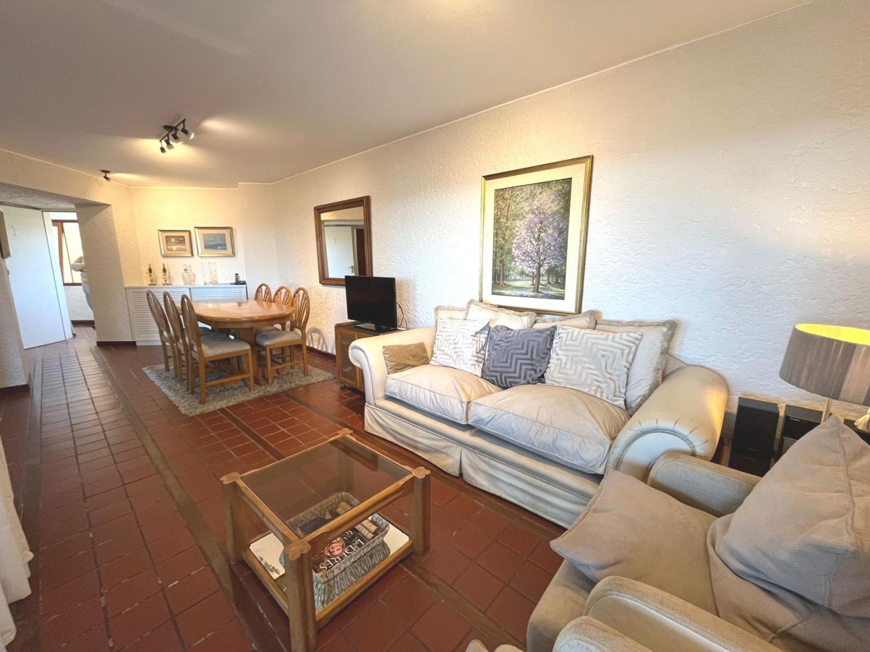 DEPARTAMENTO EN VENTA FRENTE AL MAR EN PUNTA DEL ESTE - URUGUAY  2 DORMITORIOS 2 BAÑOS COCHERA AMENITIES  