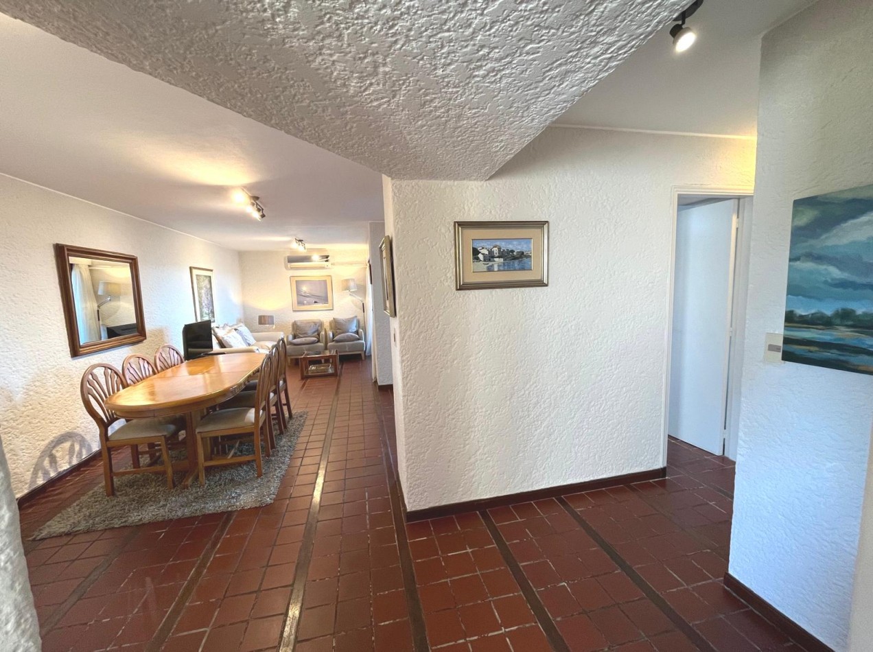 DEPARTAMENTO EN VENTA FRENTE AL MAR EN PUNTA DEL ESTE - URUGUAY  2 DORMITORIOS 2 BAÑOS COCHERA AMENITIES  