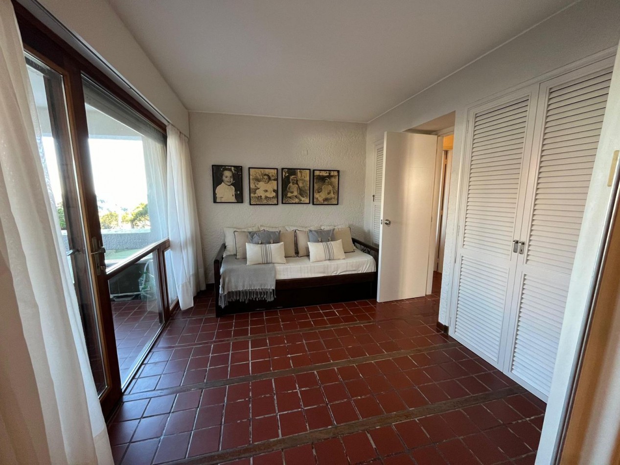 DEPARTAMENTO EN VENTA FRENTE AL MAR EN PUNTA DEL ESTE - URUGUAY  2 DORMITORIOS 2 BAÑOS COCHERA AMENITIES  