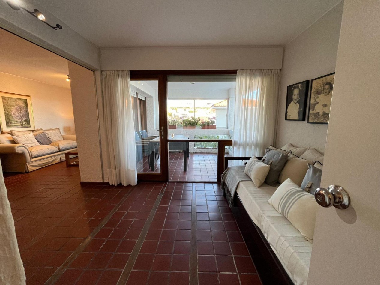 DEPARTAMENTO EN VENTA FRENTE AL MAR EN PUNTA DEL ESTE - URUGUAY  2 DORMITORIOS 2 BAÑOS COCHERA AMENITIES  