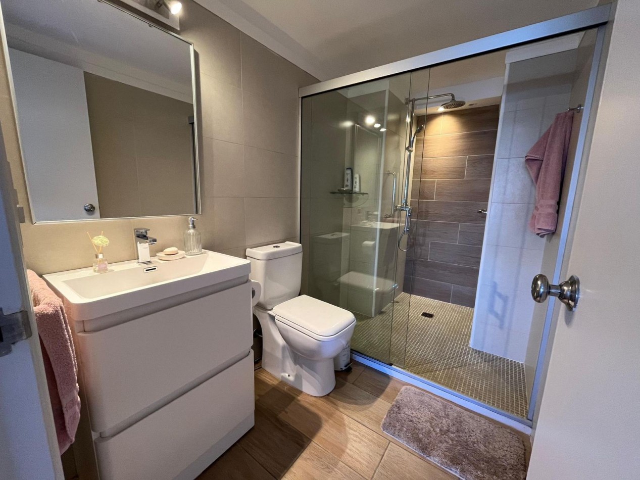 DEPARTAMENTO EN VENTA FRENTE AL MAR EN PUNTA DEL ESTE - URUGUAY  2 DORMITORIOS 2 BAÑOS COCHERA AMENITIES  