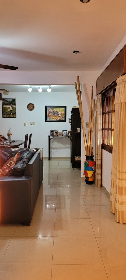 Casa de 2 plantas en esquina - 3 Dormitorio en Venta Barrio Belgrano - 2 Baños - Balcon Terraza - Patio - Doble cochera. 