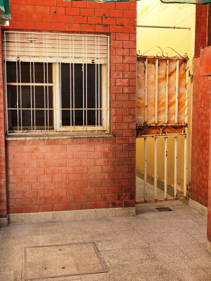 SE VENDE AMPLIA CASA 3 DORMITORIOS, PATIO GARAGE - SOLIS 1000 A METROS DE MENDOZA